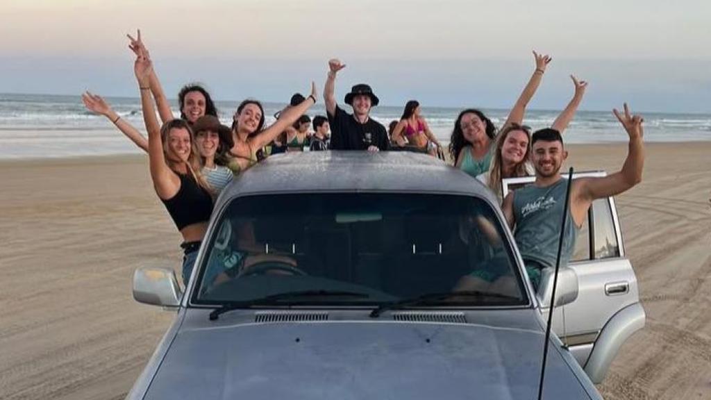 Josemi Olegario junto a su grupo de amigos en Australia.