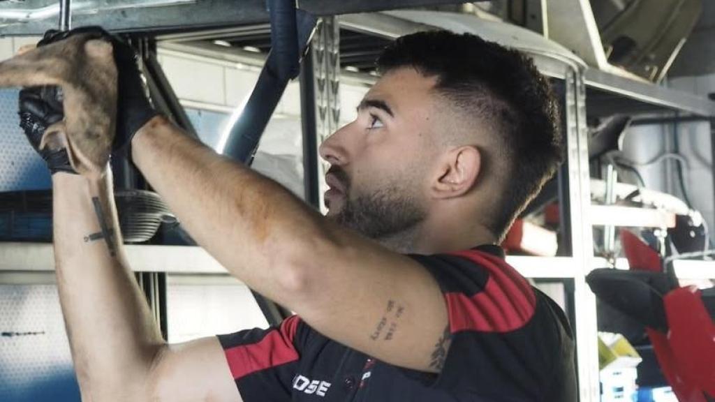 Josemi Olegario trabajando en su taller de mecánica en Australia.