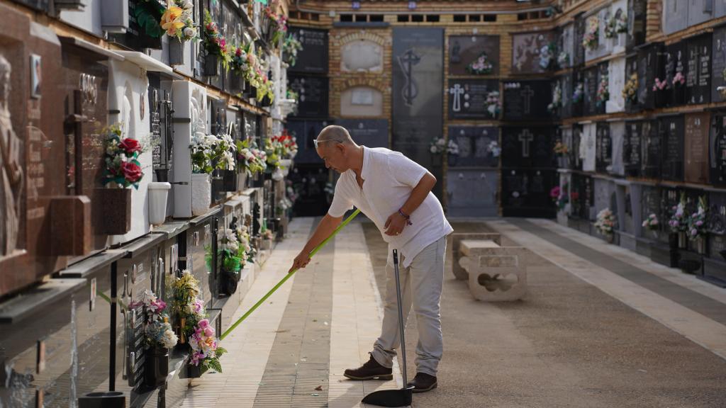 Juan José Monrabal, ante la lápida de su madre Isabel en el cementerio de Catarroja.