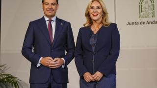 El presidente de la Junta, Juanma Moreno, y la consejera de Economía, Carolina España, en el Palacio de San Telmo de Sevilla.