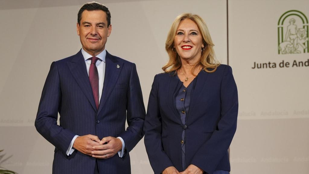 El presidente de la Junta, Juanma Moreno, y la consejera de Economía, Carolina España, en el Palacio de San Telmo de Sevilla.