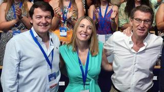 El presidente de la Junta y del PP de Castilla y León, Alfonso Fernández Mañueco, la presidenta de Extremadura, María Guardiola y el presidente del PP, Alberto Núñez Feijóo, en una imagen de archivo