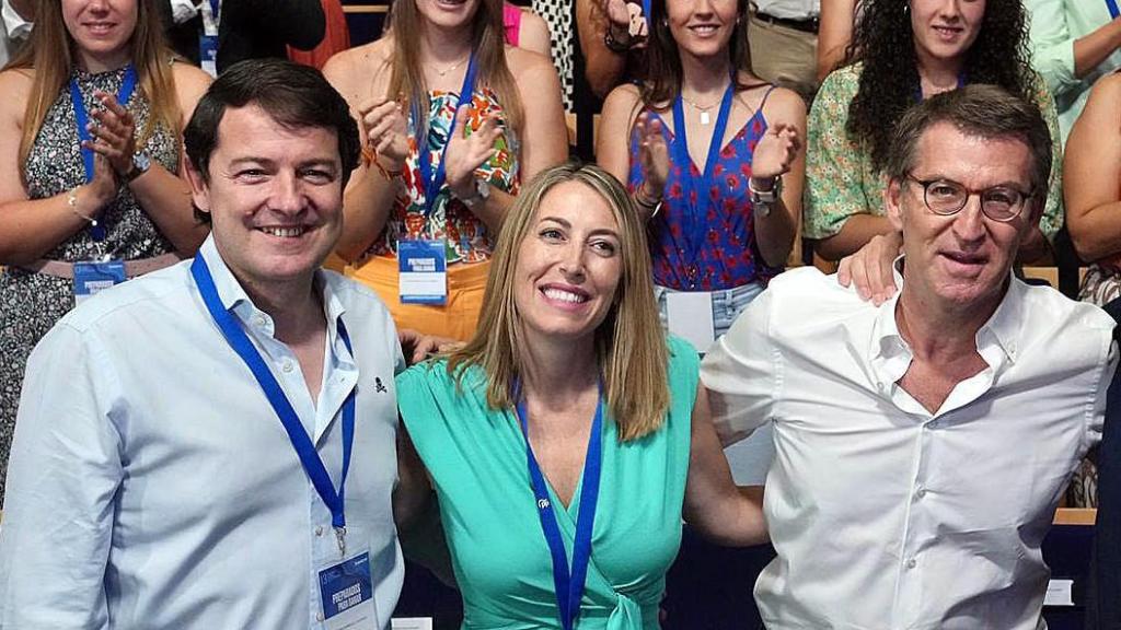 El presidente de la Junta y del PP de Castilla y León, Alfonso Fernández Mañueco, la presidenta de Extremadura, María Guardiola y el presidente del PP, Alberto Núñez Feijóo, en una imagen de archivo