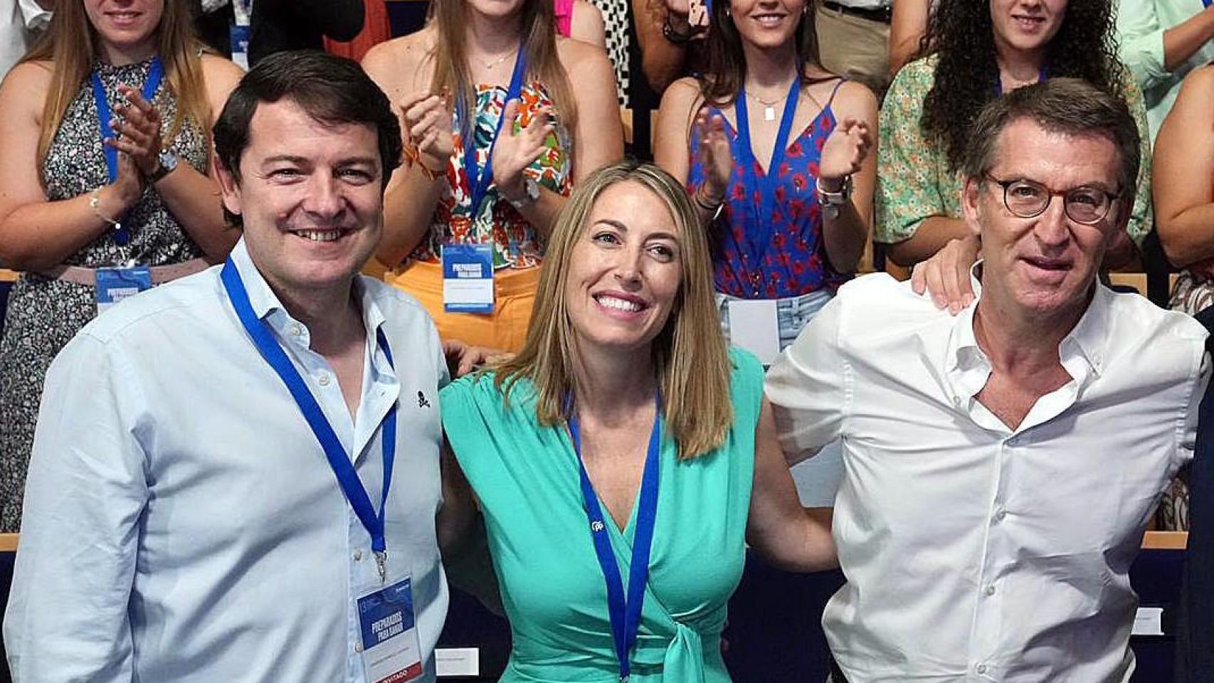 El presidente de la Junta y del PP de Castilla y León, Alfonso Fernández Mañueco, la presidenta de Extremadura, María Guardiola y el presidente del PP, Alberto Núñez Feijóo, en una imagen de archivo