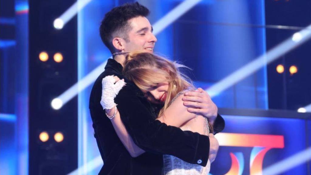 Max, abrazando a Lucía Casani, la salvada de la gala 6 de 'OT 2025'.