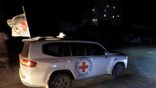 El coche de la Cruz Roja con los restos del último rehén israelí entregado por Hamás.