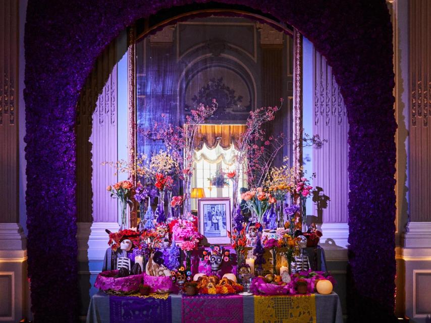 Un altar simbólica conmemorando el Día de Muertos.
