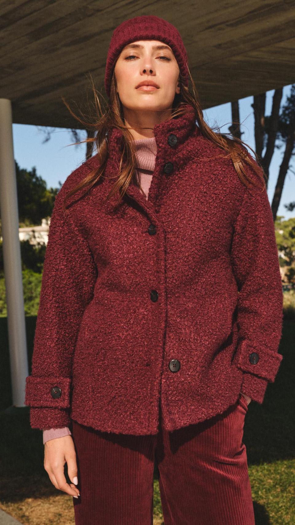 Nuevo abrigo en pelaje color burdeos