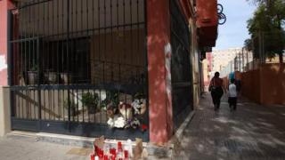 Imagen del altar improvisado en memoria de Sandra Peña.