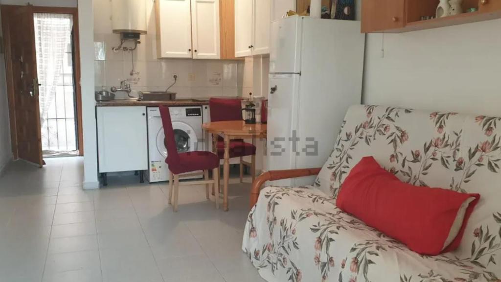 Una de las estancias del apartamento a la venta en Torrevieja.