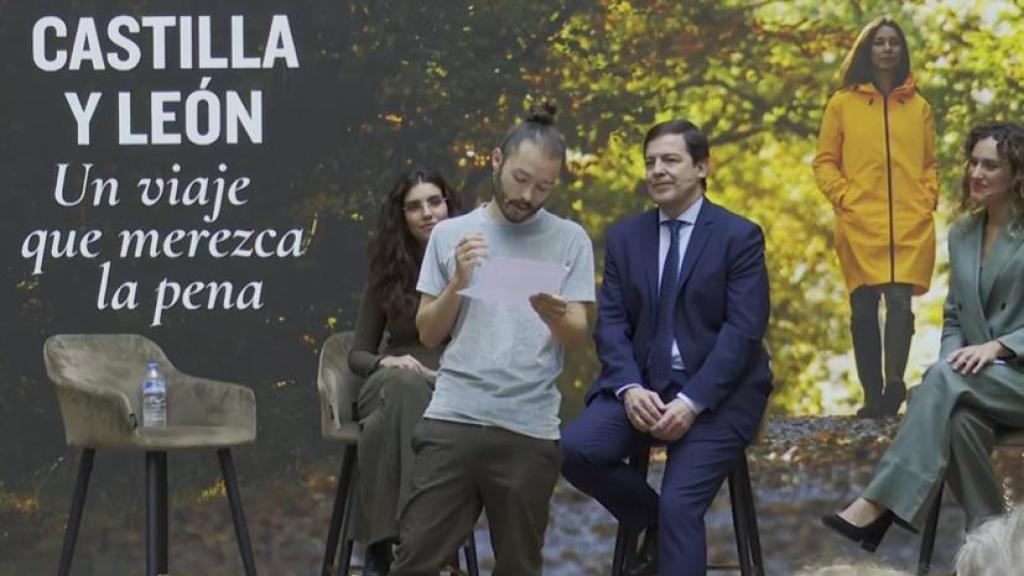 La estudiante de Historia y colaboradora de Clan TV y RNE, Alba Saenc, el poeta David Galán 'Redry' y el presidente de la Junta, Alfonso Fernández Mañueco, durante la presentación de la Campaña de Turismo de Castilla y León, este martes