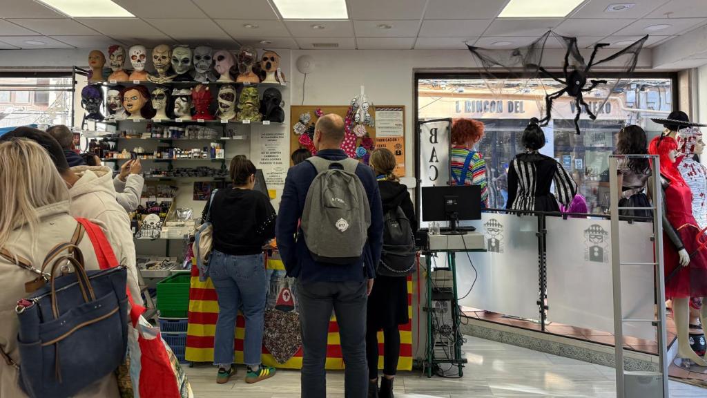 Algunos clientes en la tienda Bacanal.