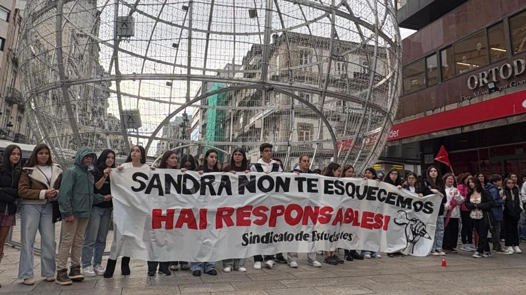 Concentración de estudiantes en la Farola de Urzaiz.