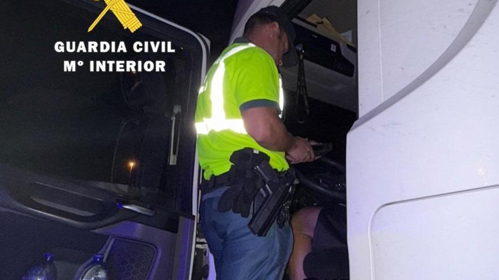La Guardia Civil para a un camionero que no cumplía las normas de circulación