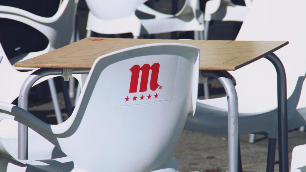 Silla blanca con el logotipo de la cervecería Mahou en Madrid.