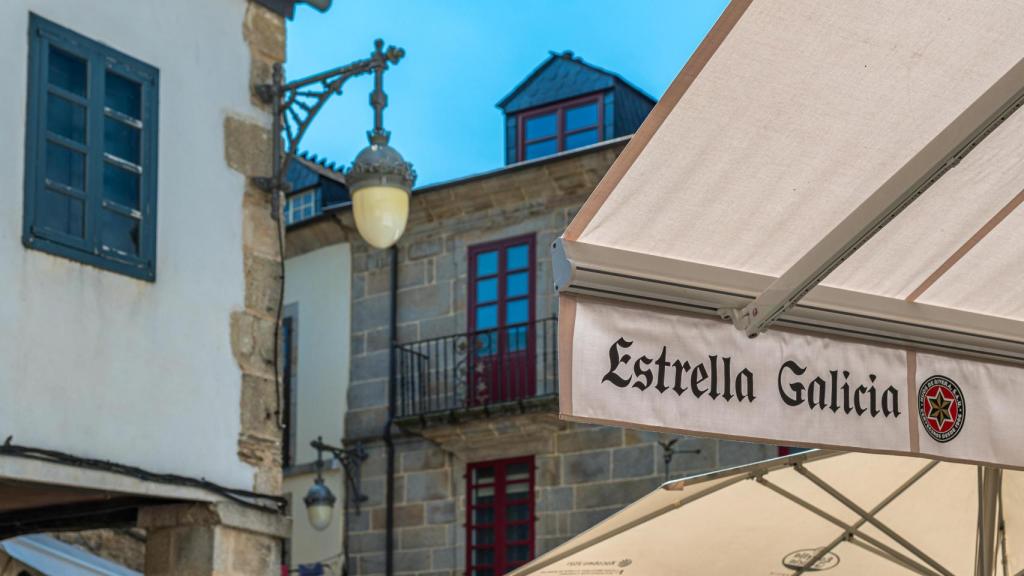 Toldo de la terraza de un bar en el centro histórico de Lugo.