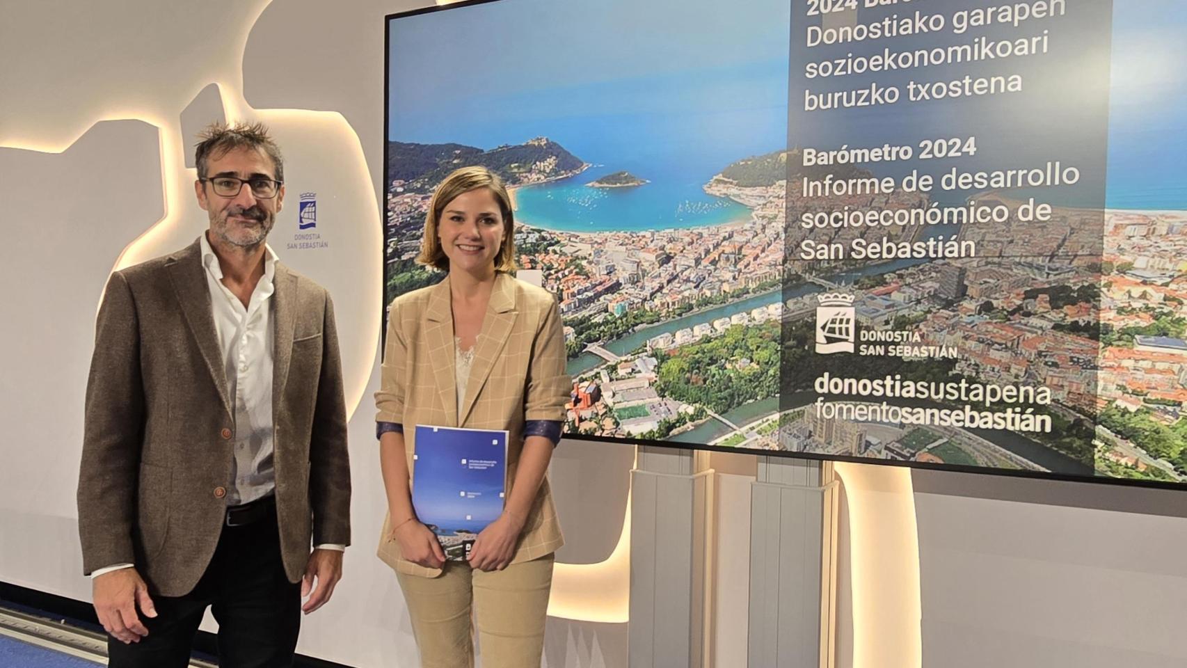 El director-gerente de Fomento de San Sebastián, Iñigo Olaizola, junto con la concejala de Economía y Empleo Local, Ane Oyarbide.