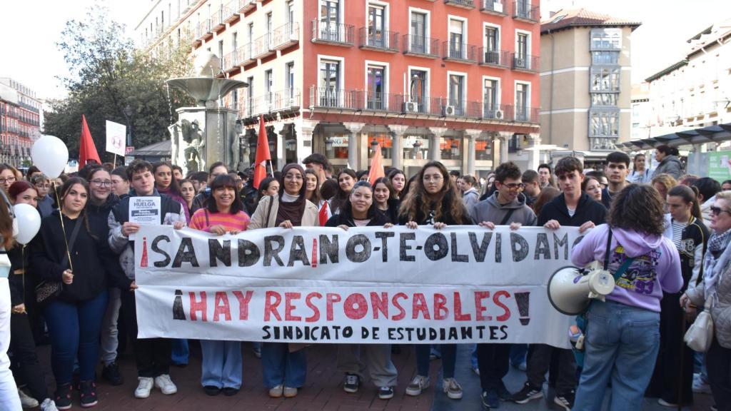 Dos centenares de estudiantes salen a la calle en Valladolid en recuerdo de Sandra Peña y en contra del acoso escolar