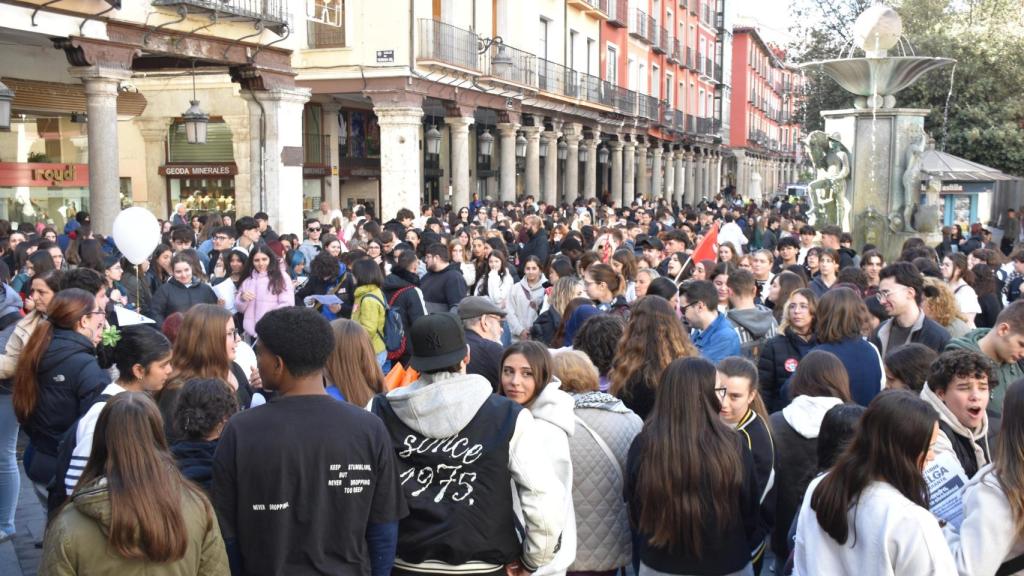 Multitudinaria manifestación en Valladolid en contra del acoso escolar y en recuerdo de la pequeña Sandra