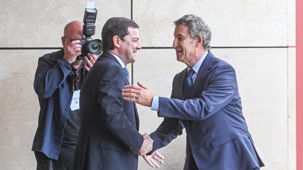 El presidente de la Junta, Alfonso Fernández Mañueco, saluda al líder del PP, Alberto Núñez Feijóo, en una imagen de archivo