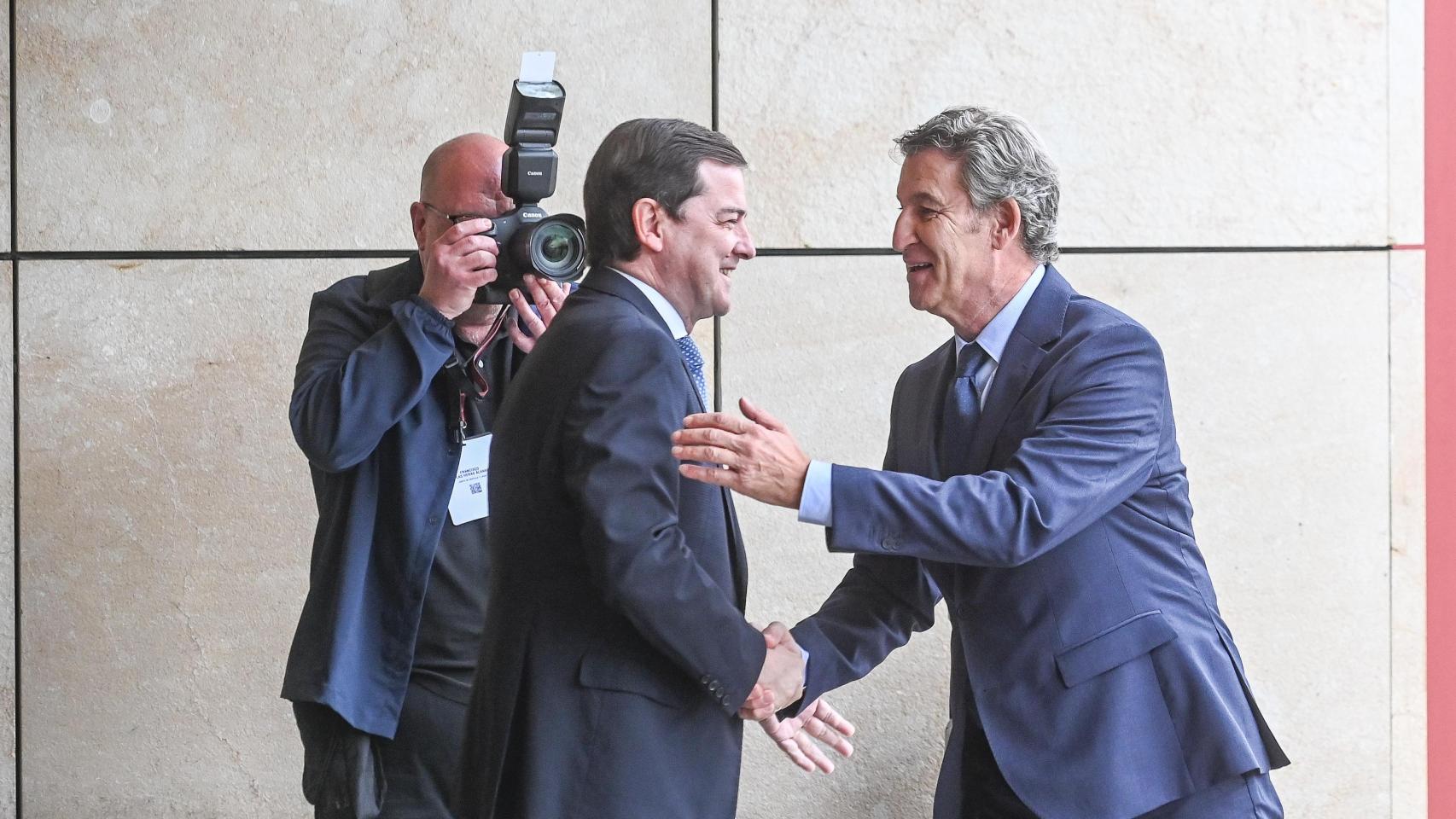 El presidente de la Junta, Alfonso Fernández Mañueco, saluda al líder del PP, Alberto Núñez Feijóo, en una imagen de archivo