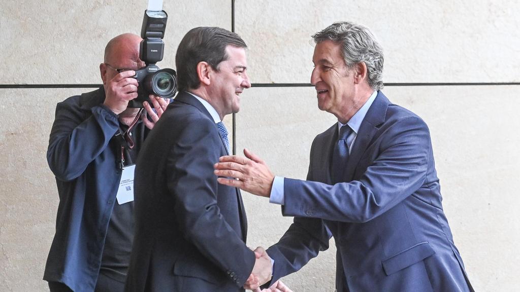 El presidente de la Junta, Alfonso Fernández Mañueco, saluda al líder del PP, Alberto Núñez Feijóo, en una imagen de archivo
