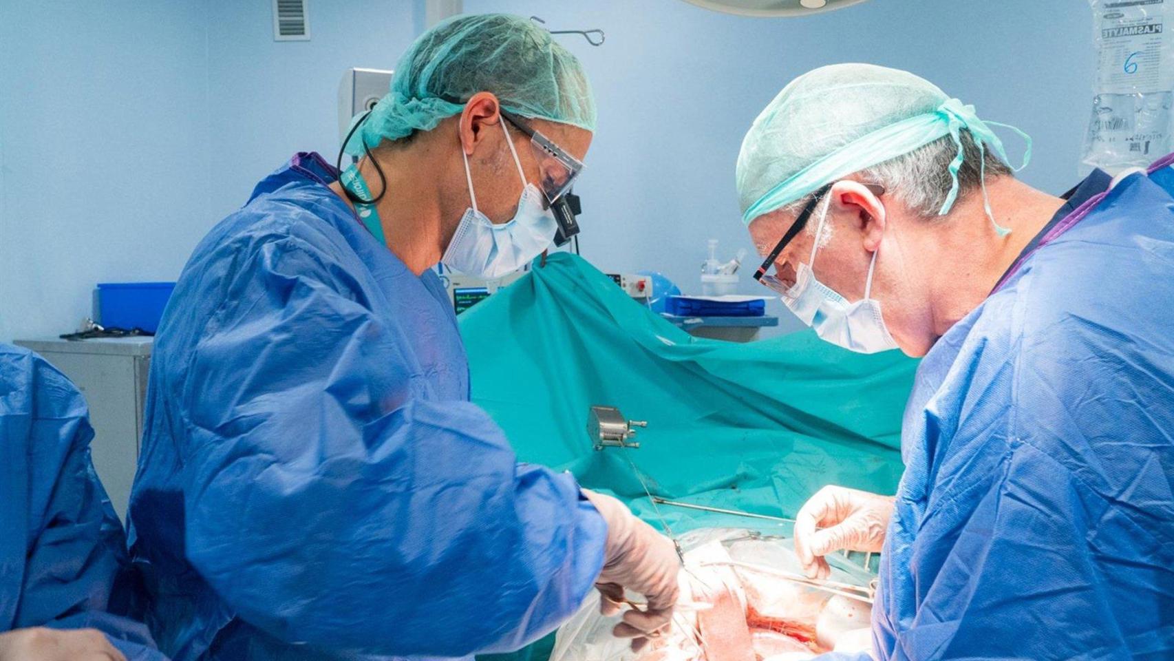 Un equipo quirúrgico de Quirónsalud Málaga.