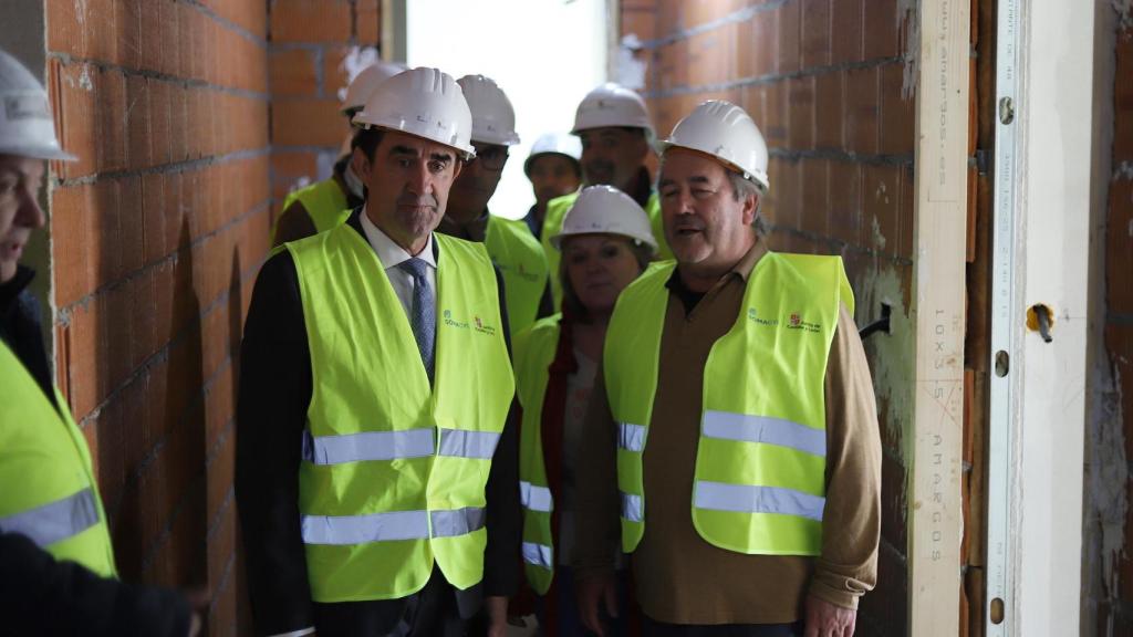 El consejero de Medio Ambiente, Vivienda y Ordenación del Territorio, Juan Carlos Suárez-Quiñones; junto al alcalde de Zamora, Francisco Guarido