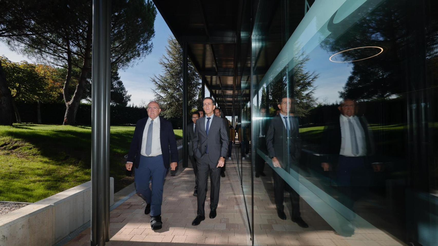 Jesús Julio Carnero visitando las instalaciones del Tanatorio de las Contiendas
