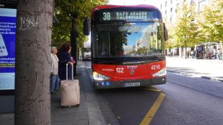 Un autobús de Zaragoza en pleno paseo de la Independencia.