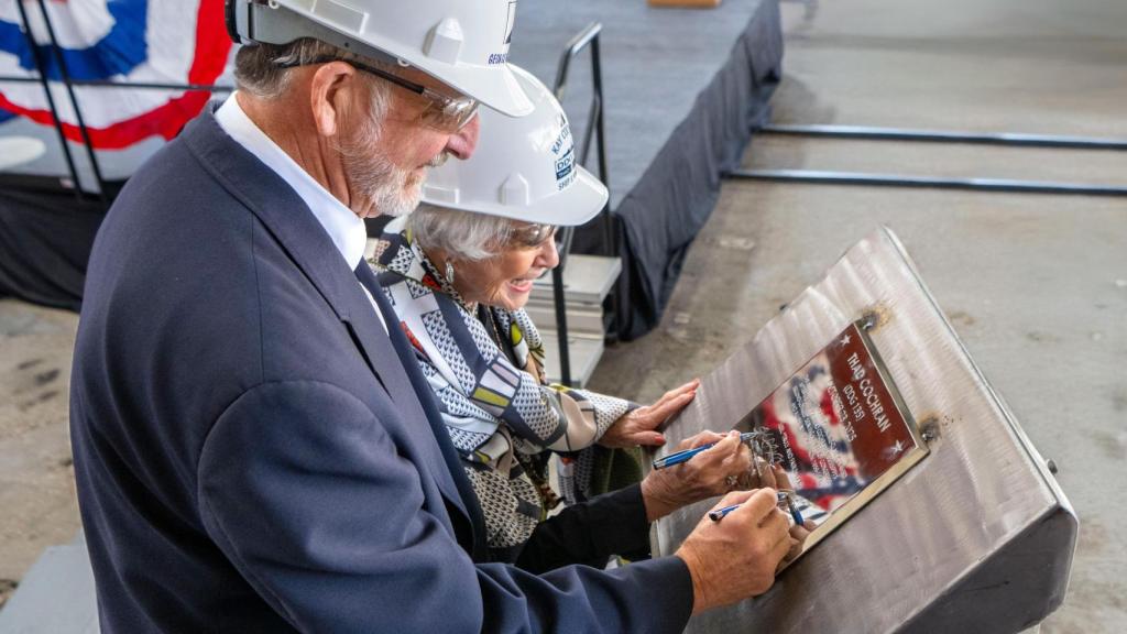 La viuda de Cochran y madrina del buque, junto a  Brian Blanchette, presidente de Ingalls Shipbuilding.
