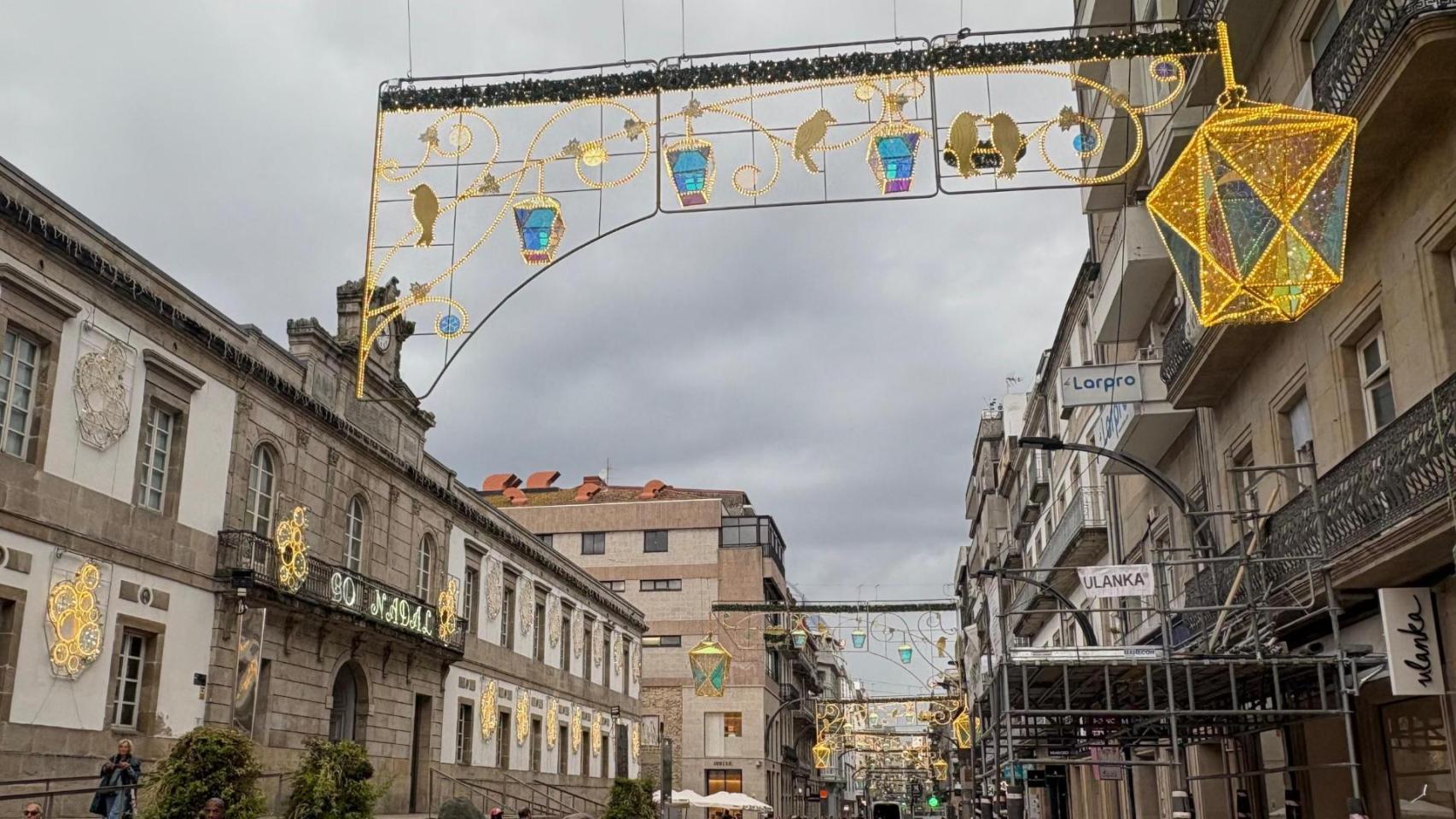 Las luces de Navidad encendidas este martes en la calle del Príncipe.