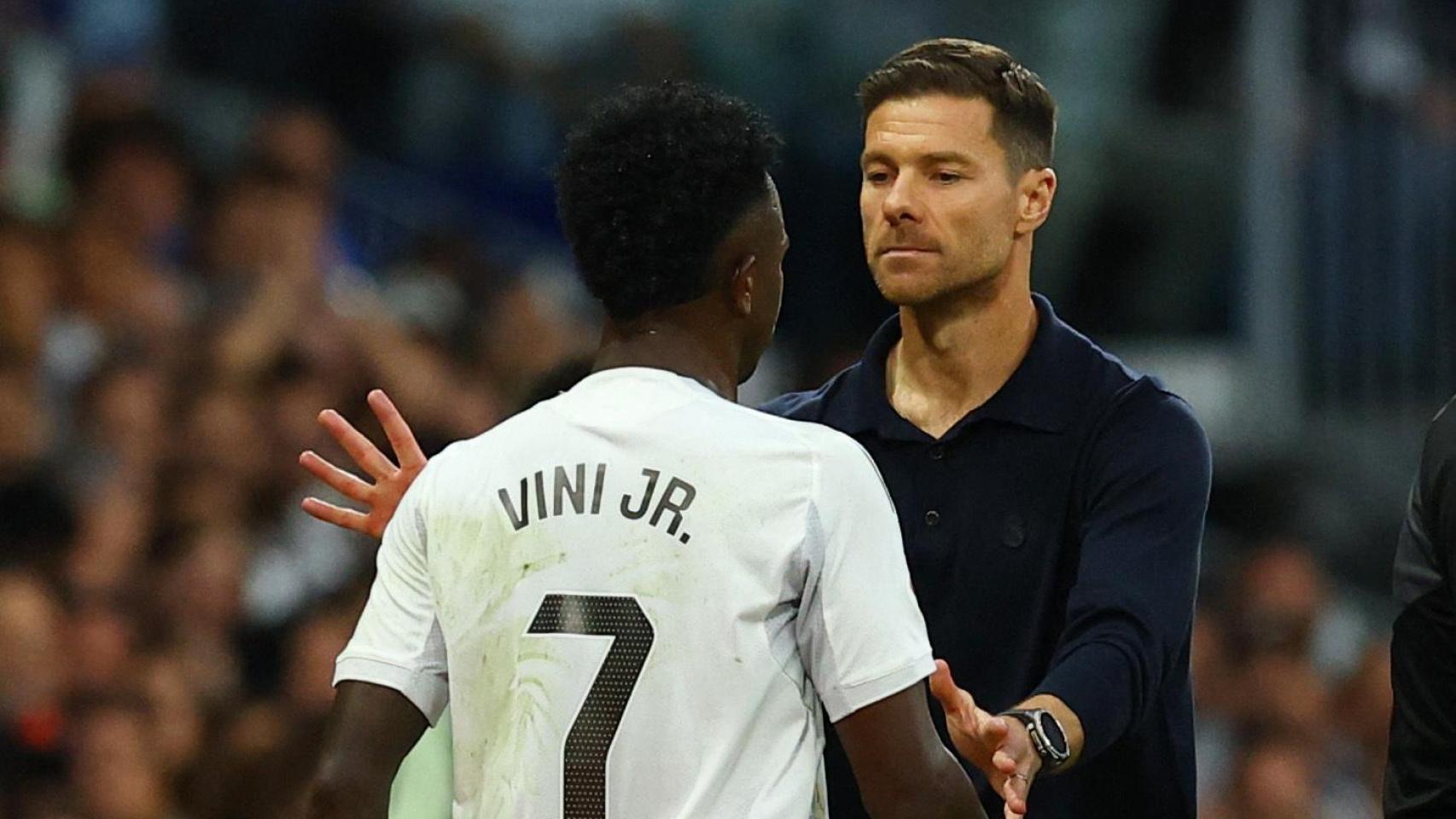 Xabi Alonso y Vinicius, durante El Clásico