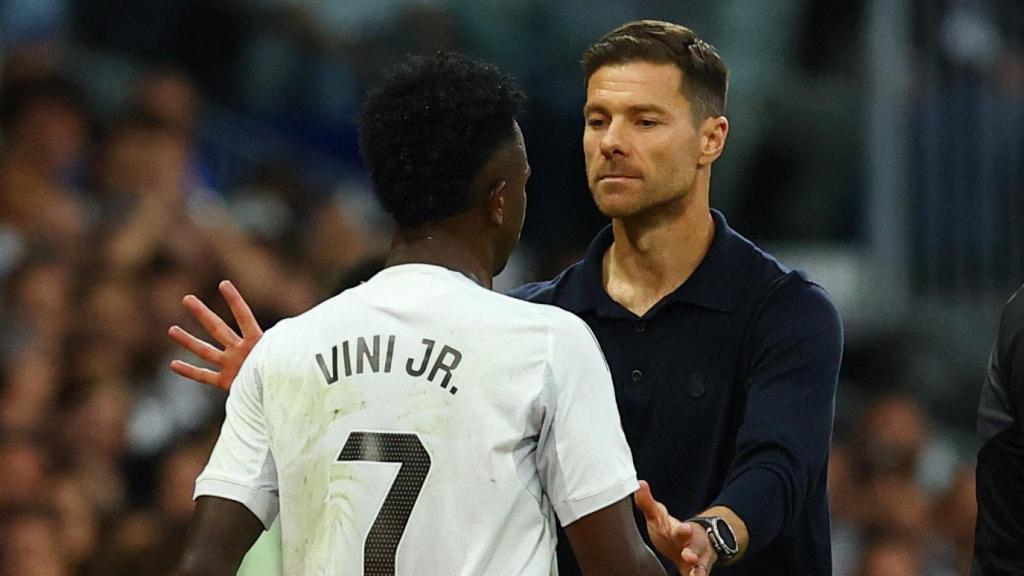 Xabi Alonso y Vinicius, durante El Clásico