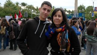 Una madre y su hijo en la manifestación contra el acoso escolar en A Coruña