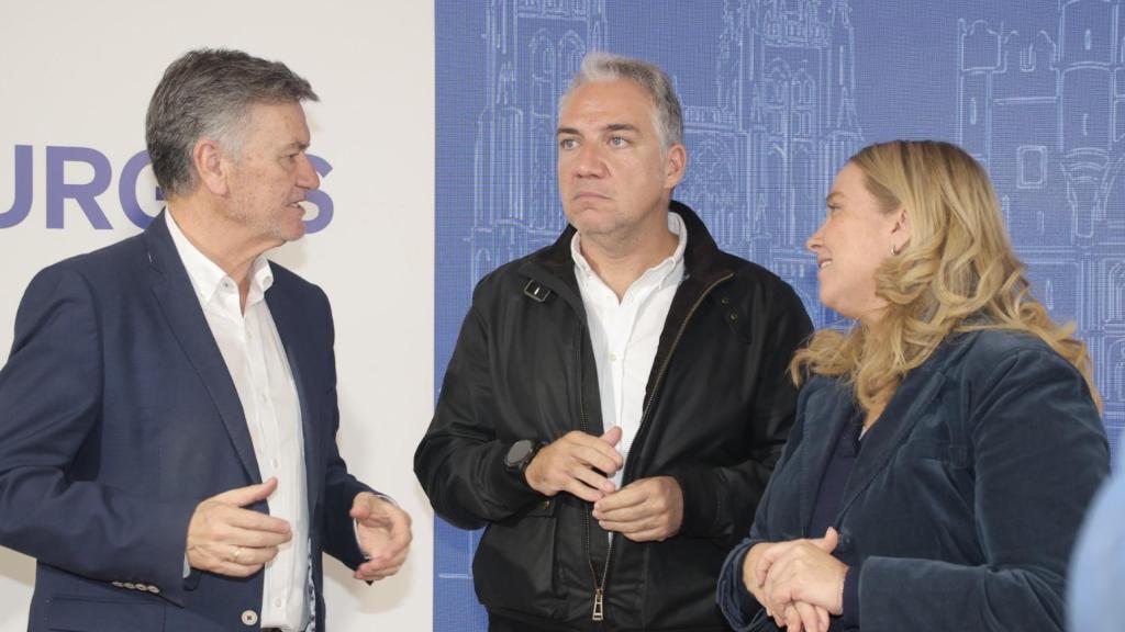 El secretario autonómico del PPCyL, Francisco Vázquez, el vicesecretario general de Política Autonómica y Municipal y Análisis Electoral del PP, Elías Bendodo y la alcaldesa de Burgos, Cristina Ayala, este martes en la capital burgalesa