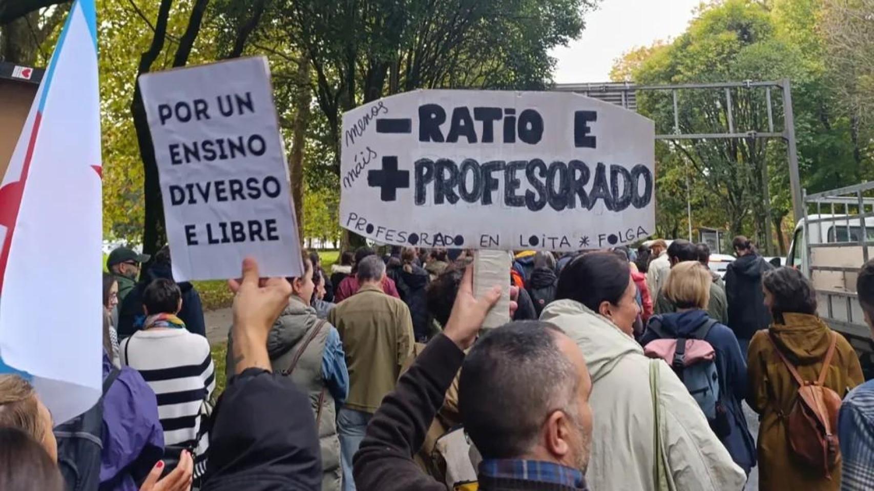 Protesta del profesorado ante la Xunta en Santiago este martes.