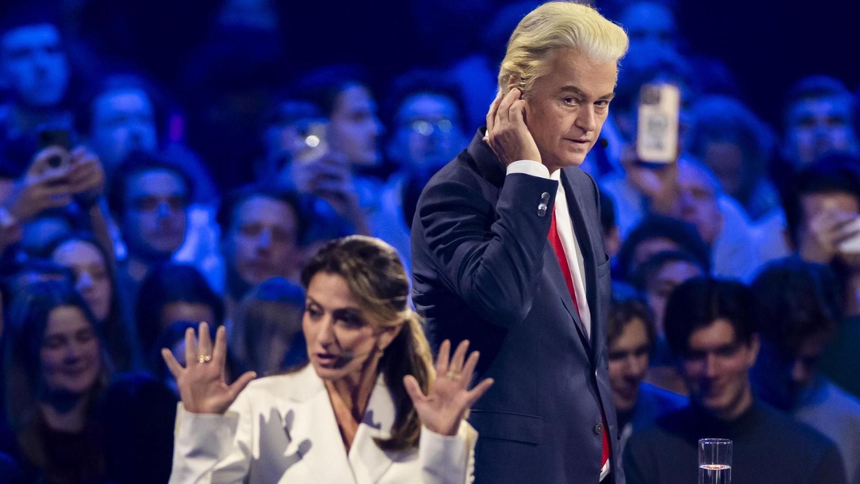 La líder del VVD, Dilan Yesilgöz, y el líder del PVV, Geert Wilders, participan en el debate electoral de EenVandaag.