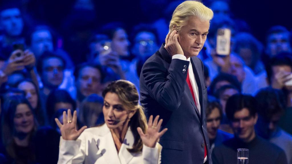 La líder del VVD, Dilan Yesilgöz, y el líder del PVV, Geert Wilders, participan en el debate electoral de EenVandaag.
