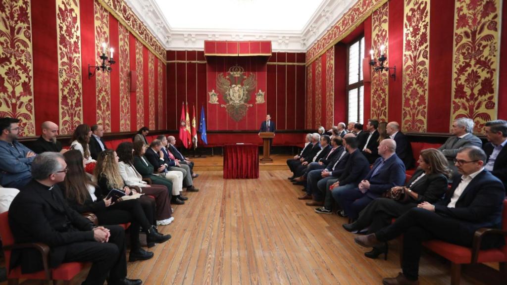 El acto se ha celebrado en la Sala Capitular del Ayuntamiento de Toledo.