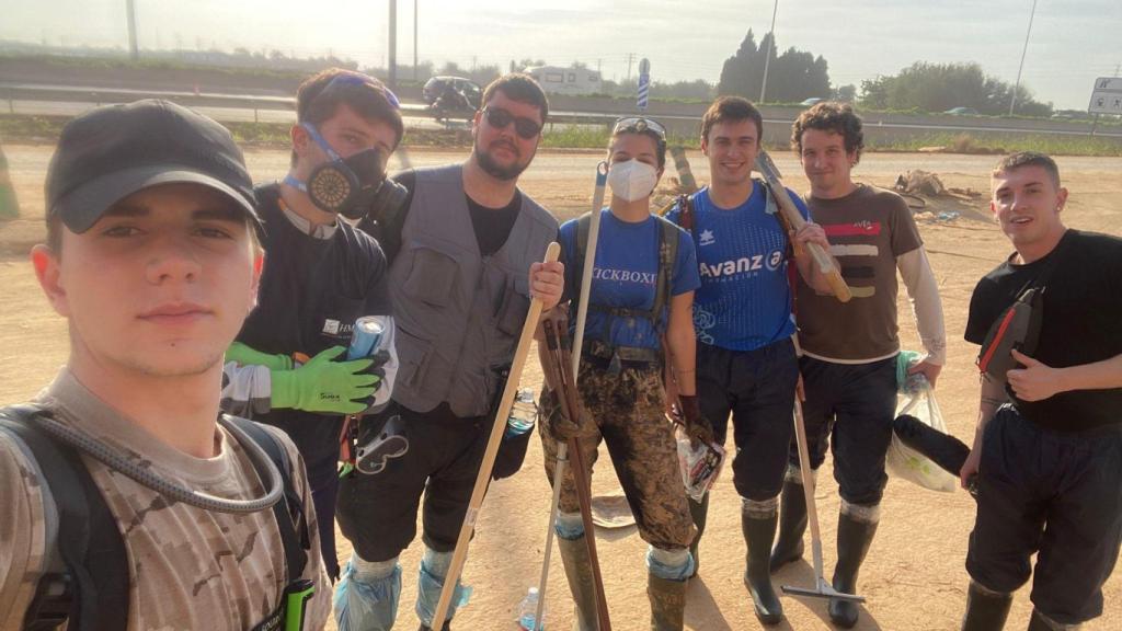 Erik y sus amigos en Valencia tras la DANA.