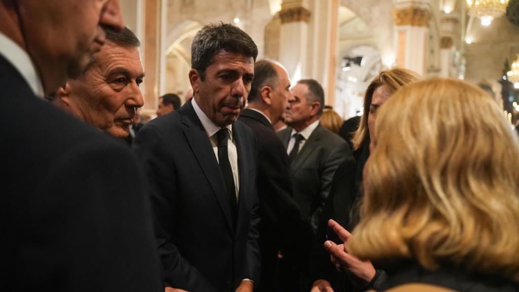El presidente de la Generalitat Valenciana, Carlos Mazón, saluda a los familiares de las víctimas, imagen de archivo. Europa Press / Jorge Gil