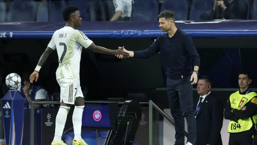 Vinicius saluda a Xabi Alonso al ser sustituido en el partido de Champions contra la Juventus