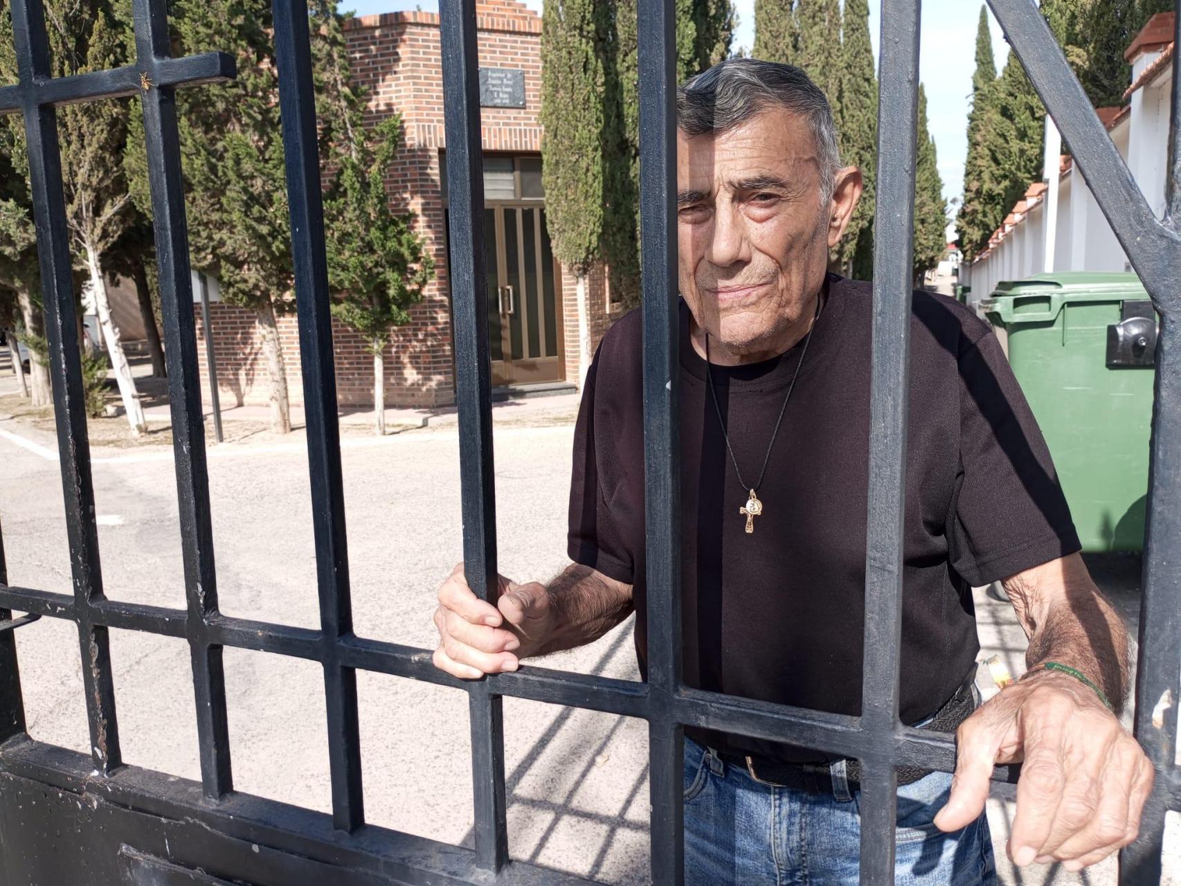 Juan García, este martes, en la puerta del cementerio municipal de Alcantarilla donde descansan los restos mortales de su hija, Carmen.