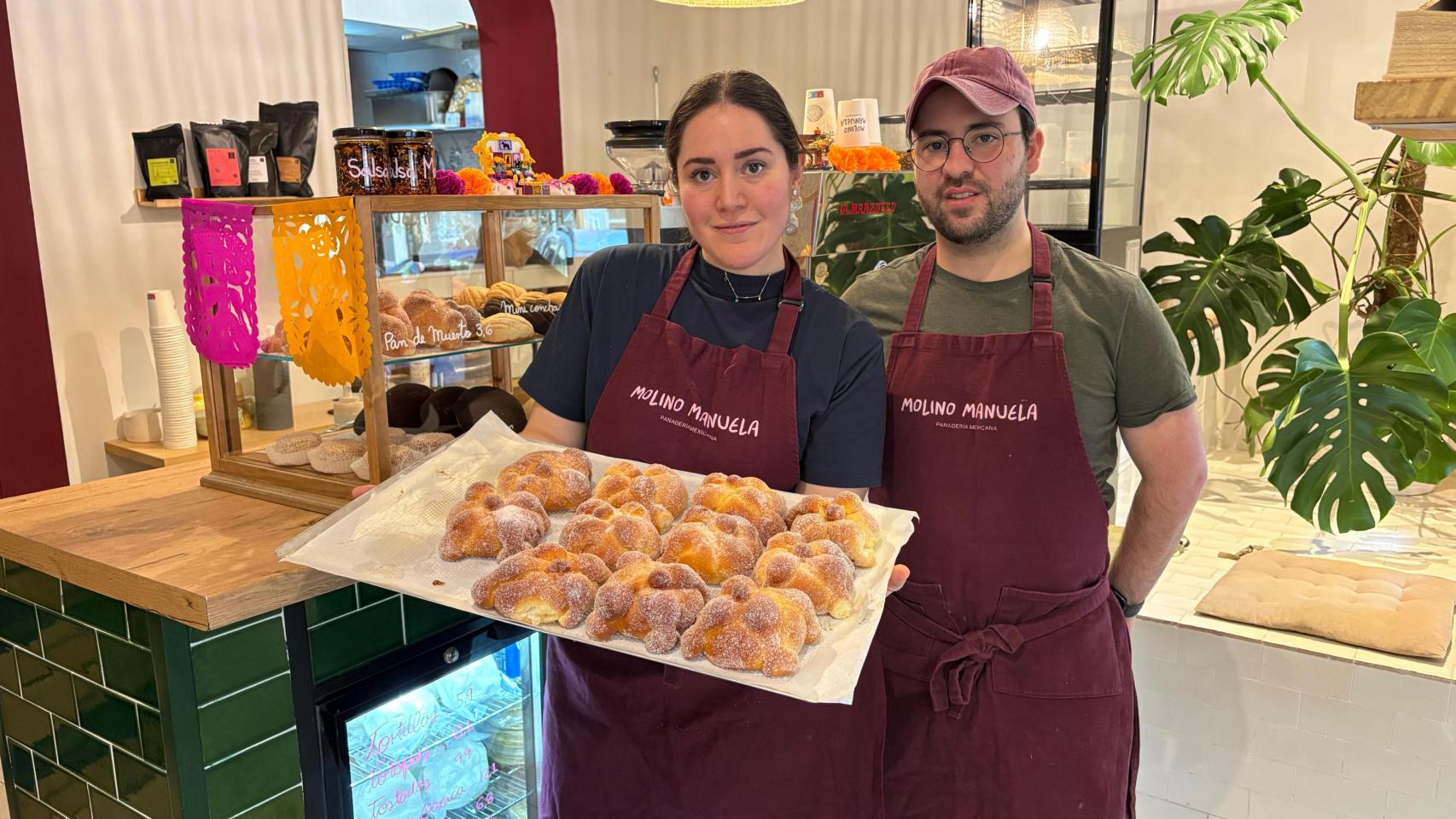 Adriana Rodríguez y Juan Escobar muestran sus panes de muertos en Molino Manuela.