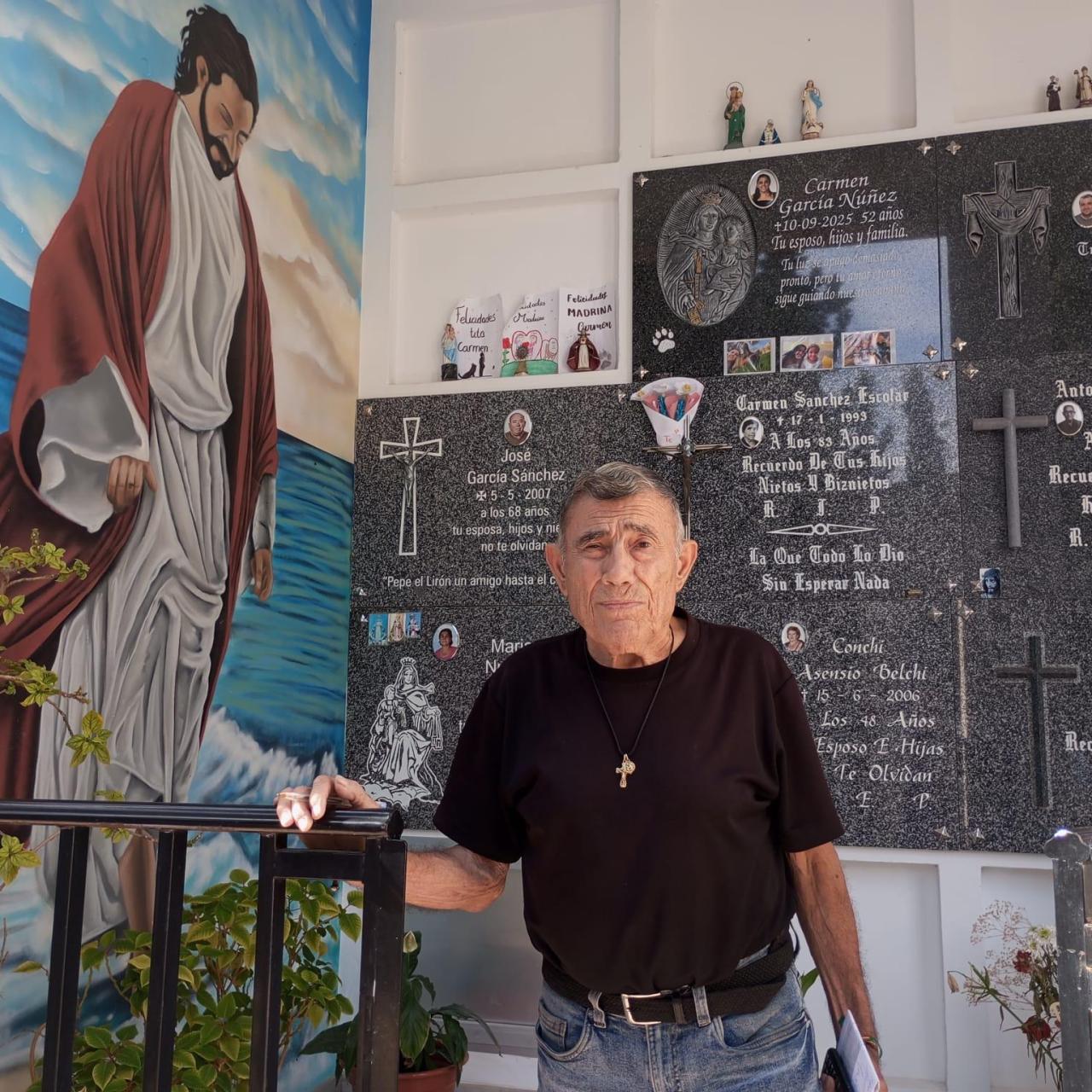 Juan acude cada día al panteón familiar a dedicarle una oración a su difunta hija.