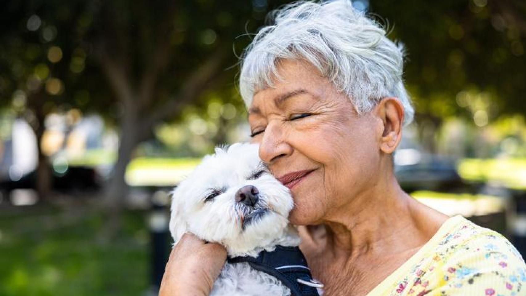 Un perro y una señora.