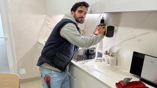 Israel, un electricista vallisoletano en plena faena