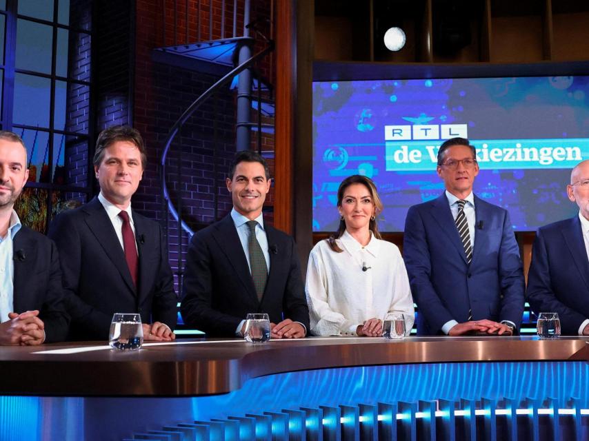Frans Timmermans, Dilan Yesilgöz, Rob Jetten, Henri Bontenbal, Joost Eerdmans y Jimmy Dijk posan juntos antes del debate.