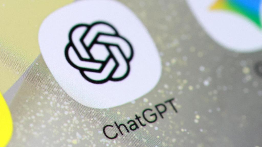Logo de ChatGPT en la pantalla de un teléfono móvil.